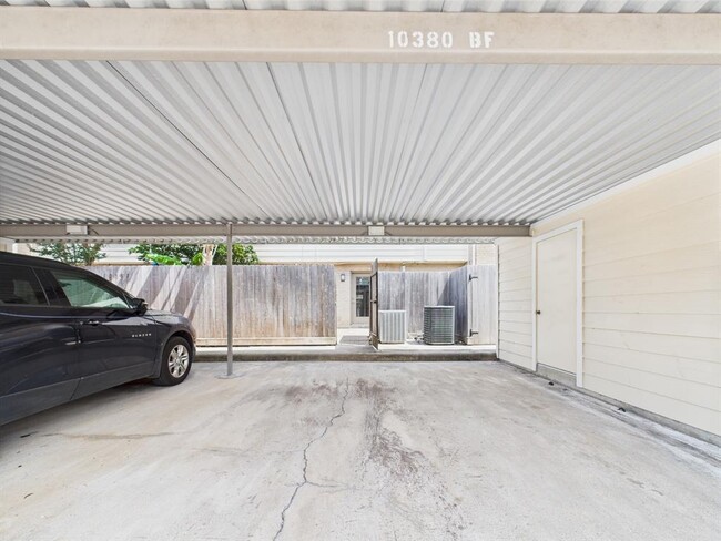 Building Photo - 10380 Briar Forest Dr