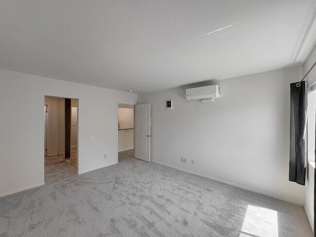 Building Photo - SD: Comfortable 2BD/2BA Condo in Golden Hill with A/C, Reserved Parking & In-Unit Laundry
