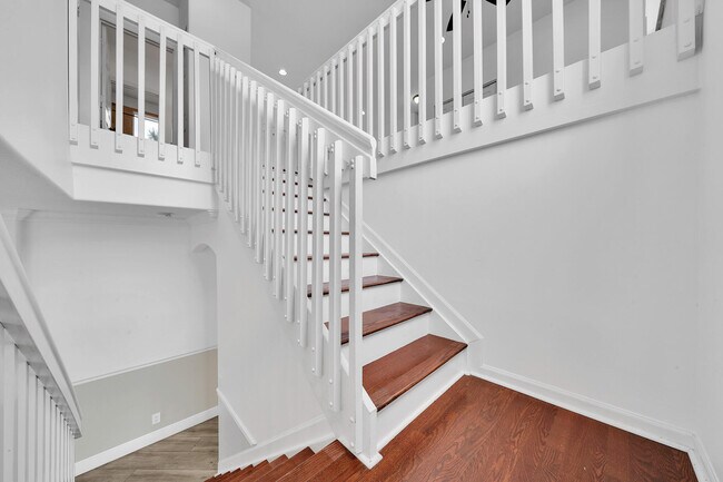 Building Photo - 5878 Bay Hill Cir