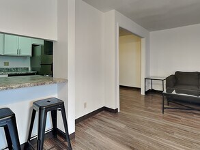 Building Photo - 807 S Locust St