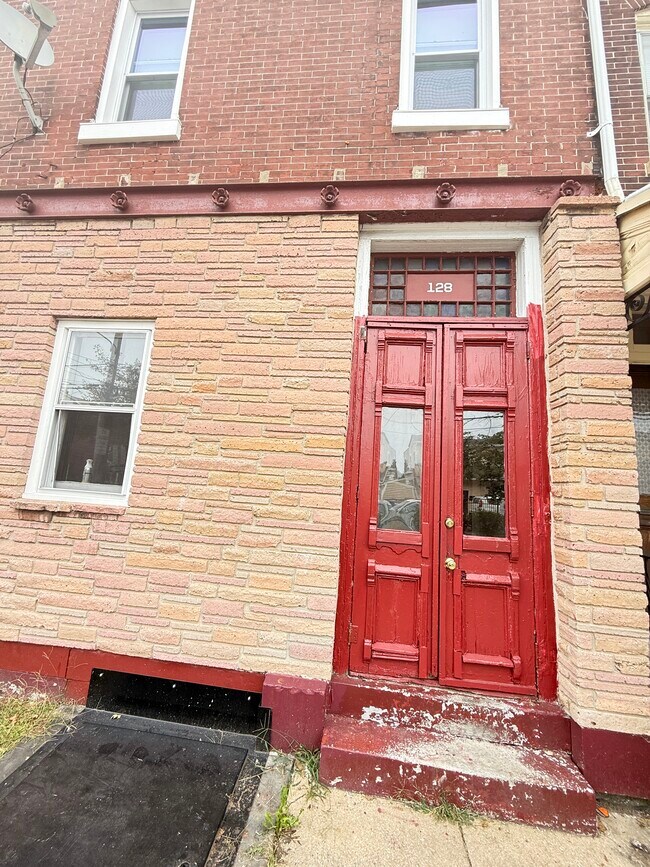 Building Photo - 128 N York St