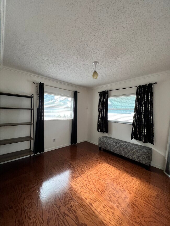 Building Photo - 2039 Pine Ridge Dr