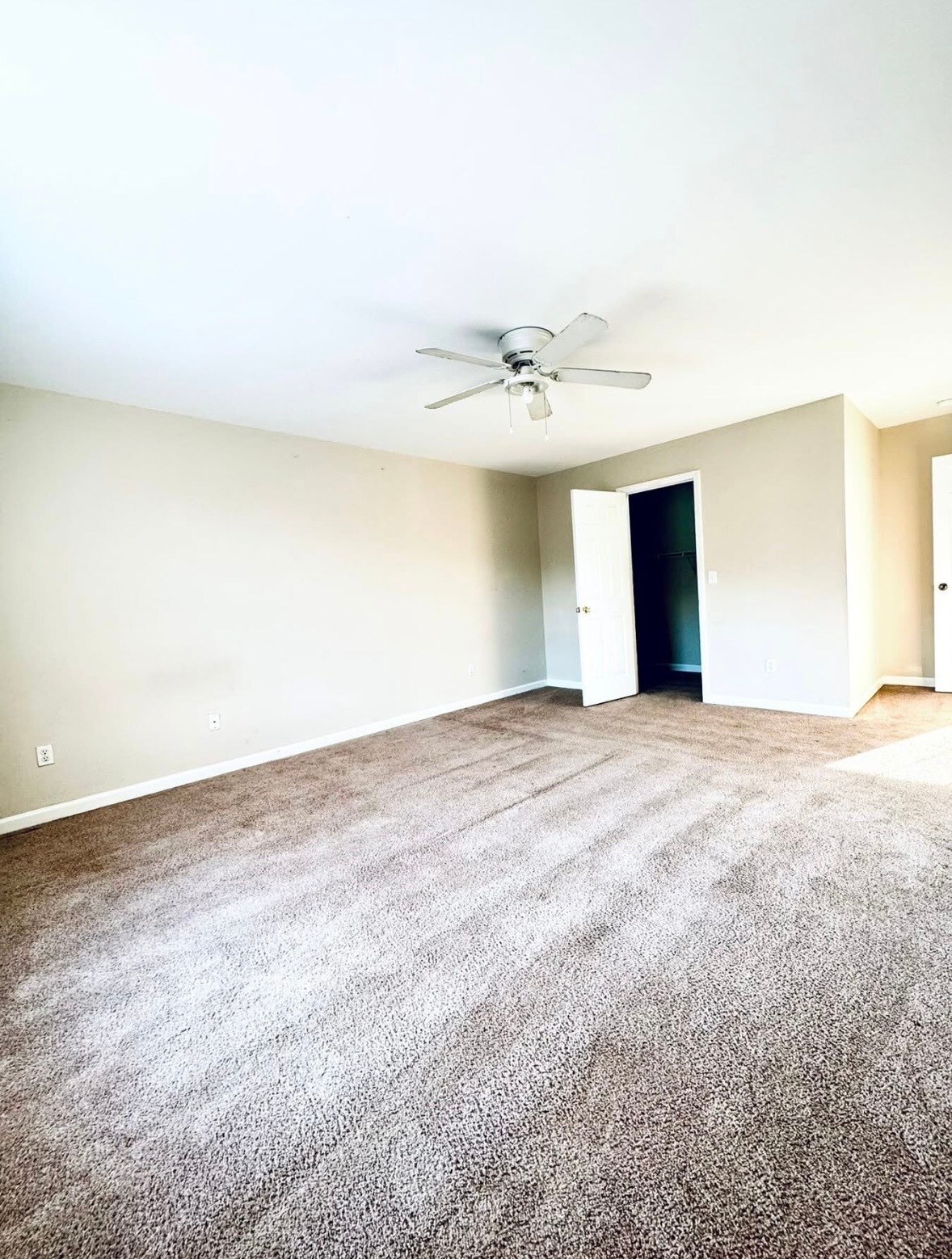 Building Photo - 586 Hampton Way