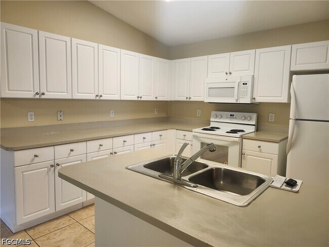 Building Photo - 415 NE 25th Ave