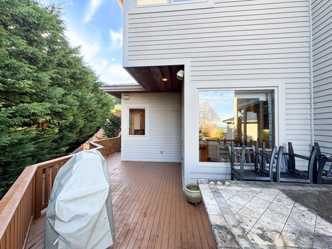 Building Photo - 4bd/4ba Bellevue Home