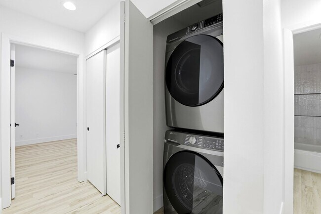 Building Photo - Beautiful 2 Bedroom Condo in China Town District