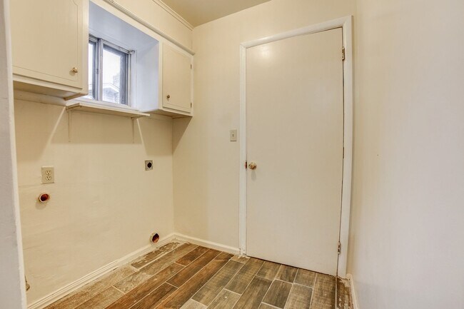 Building Photo - 3 BED 2 BATH! Schedule a tour today!