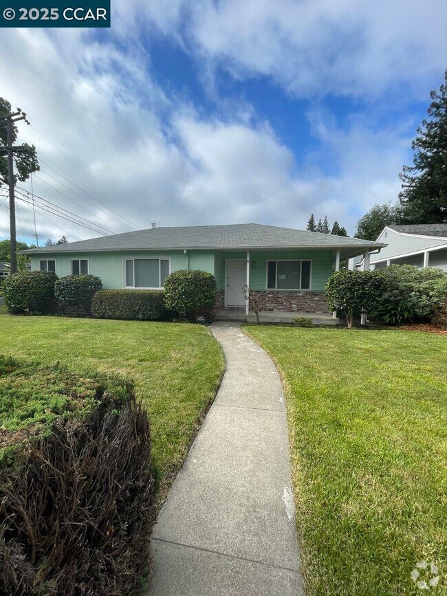 Building Photo - 884 Juanita Dr