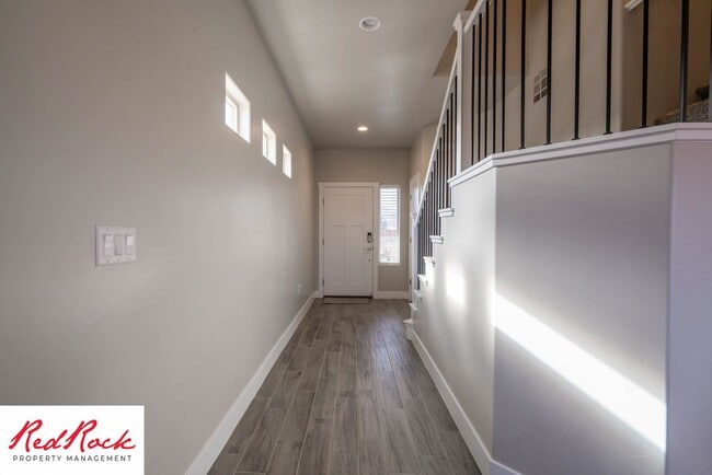 Building Photo - Beautiful townhome in desirable neighborho...