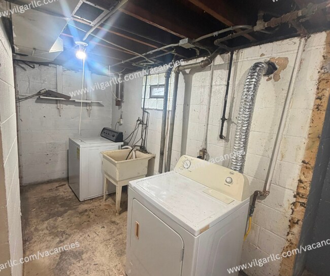 Building Photo - For Rent - 3 Bedroom, 1 Bathroom Home
