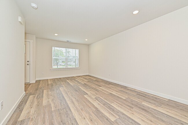 Building Photo - 512 12th Ave NE