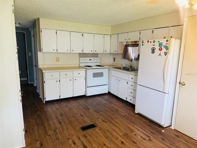 Building Photo - 7169 Fairlane Ave