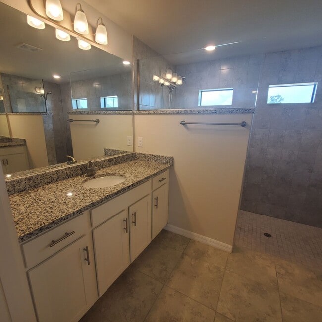 Building Photo - Charming 4-Bedroom 2 Bath Retreat with Mod...
