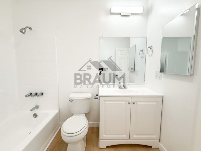 Building Photo - 11035 Moorpark St