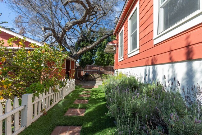 Building Photo - 703 Manzanita Ave