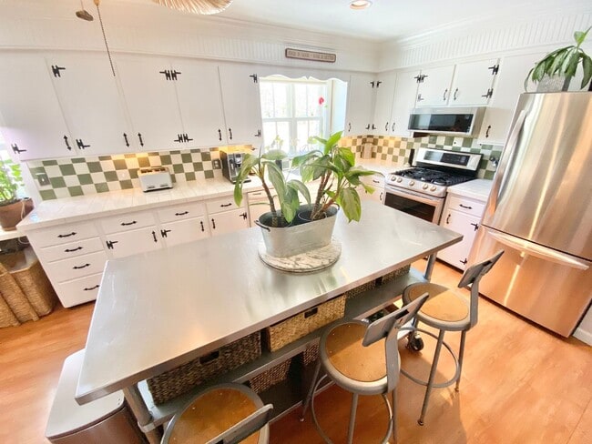 Building Photo - Charming 3-Bedroom 2-Bathroom Ranch in Laurel Hill Available 6/1