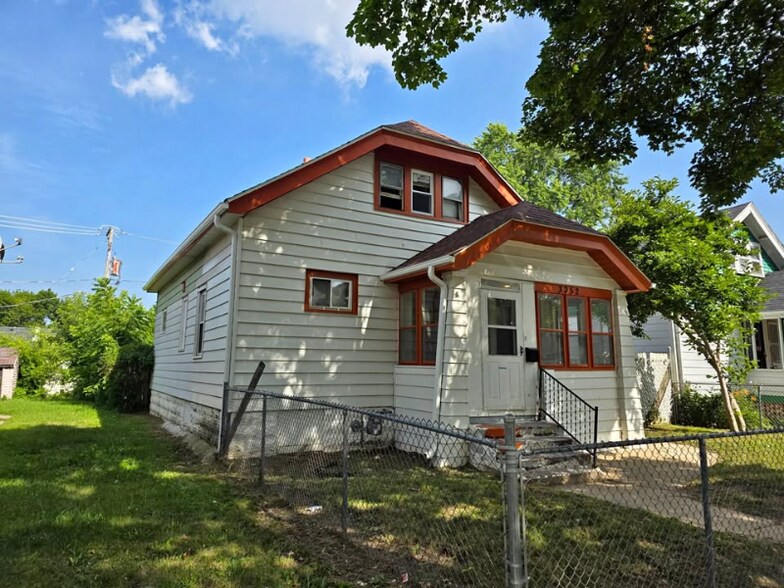 Primary Photo - 3052 N 47th St