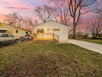 Building Photo - AVAILABLE NOW! Charming 3-Bedroom Home in Prime Pontiac Location