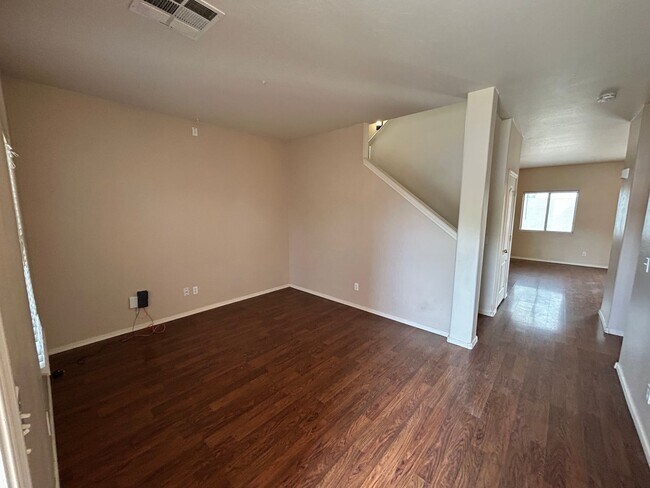 Building Photo - Large 3 Bed / 2 Bath Home with Sparkling P...