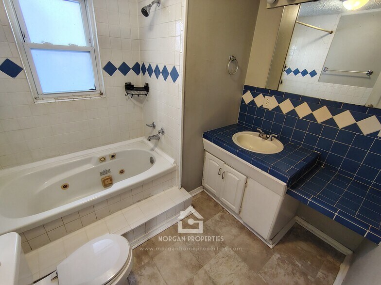 Building Photo - 620 E 31st St