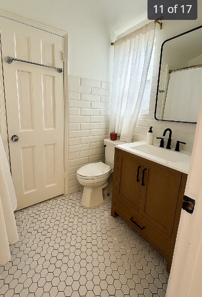 Building Photo - 2615 Edgehill Dr