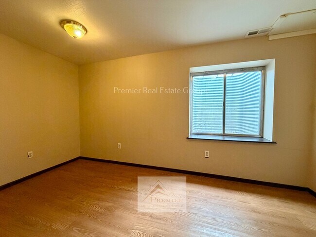 Building Photo - 1428 Coolcrest Dr