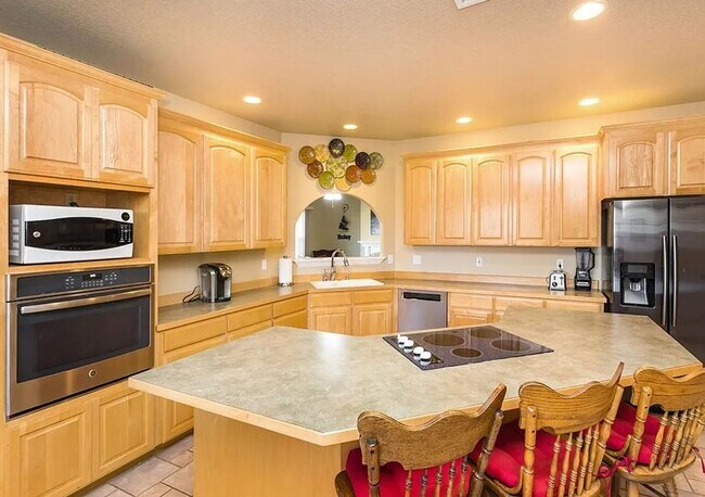 Building Photo - Spacious 3-Bedroom Home with Private Backy...