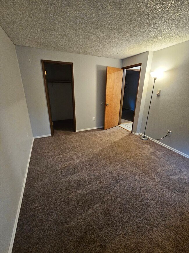 Building Photo - Port Orchard townhouse close to everything