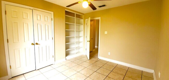 Building Photo - SUPER SPACIOUS 2 Bedroom, 2 Bathroom duple...