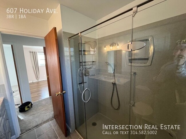 Building Photo - 607 Holiday Ave