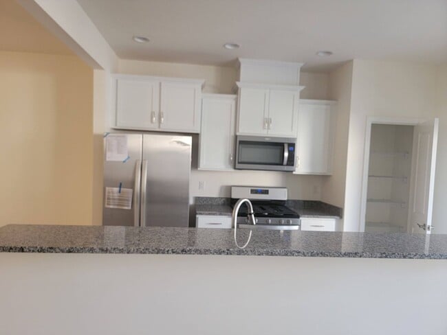 Building Photo - 2100 Solana Wds Dr