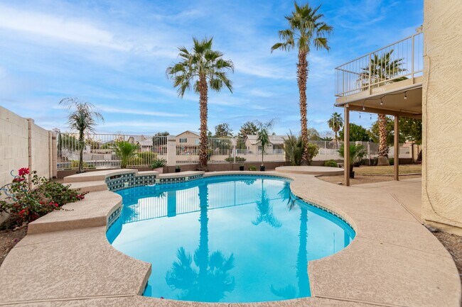 Building Photo - 4 bedoom home with private pool