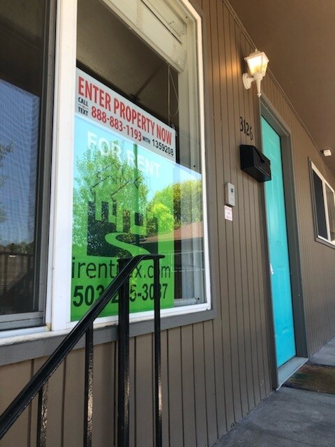 Building Photo - Upper corner unit 1 bed on Belmont, granite, hardwoods, off street parking!