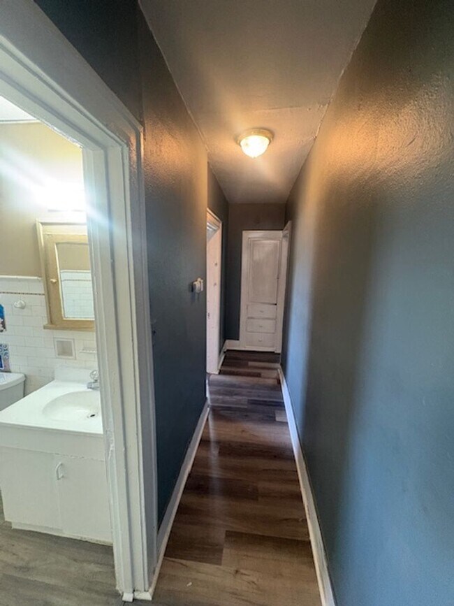 Building Photo - 1208 NE Jefferson Ave