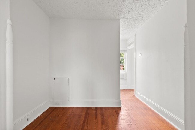 Building Photo - Spacious 1 Bedroom Apartment with Den - In Unit Laundry!