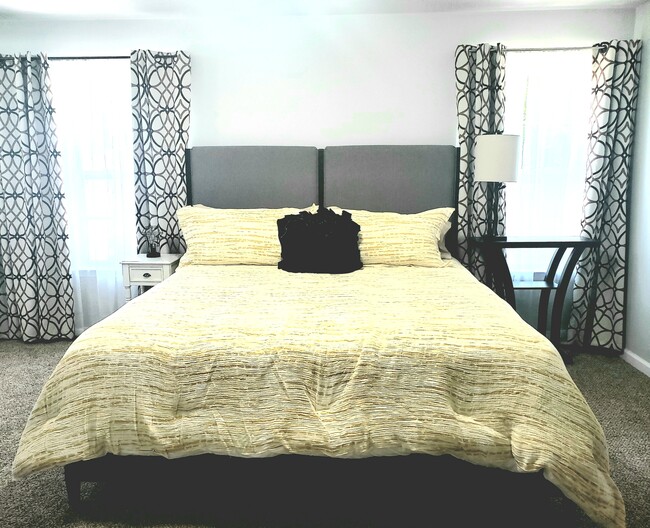 King size bed in master bedroom - 3024 Early Rise Ave