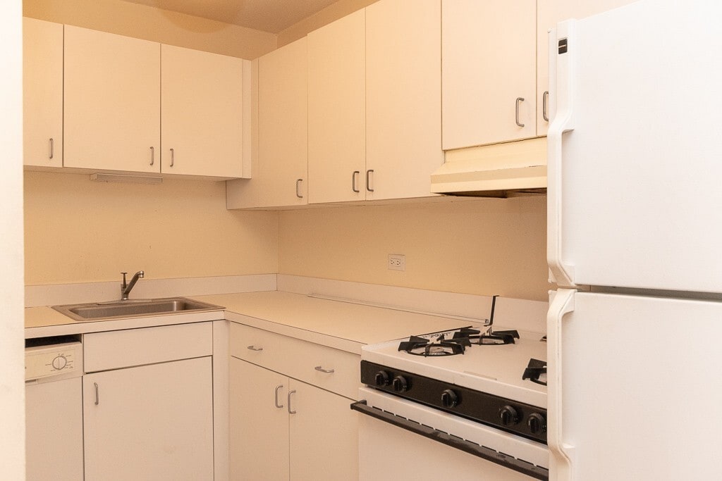 Building Photo - 622 W Wellington Ave