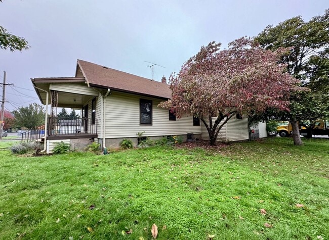 Building Photo - Vintage Living In Montavilla~ Front Porch~ Unfinished Basement~ Large Fully Fenced Yard