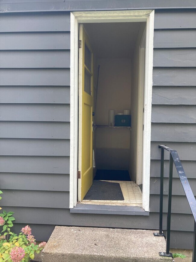 Building Photo - A great connection make all the difference!