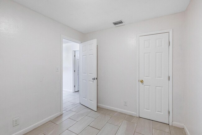 Building Photo - 6111 NW 43rd Ave