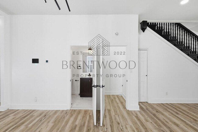 Building Photo - Contemporary 4bed/3bath with Private Yard