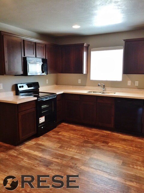 Building Photo - Awesome Vineyard THouse w attached one car garage