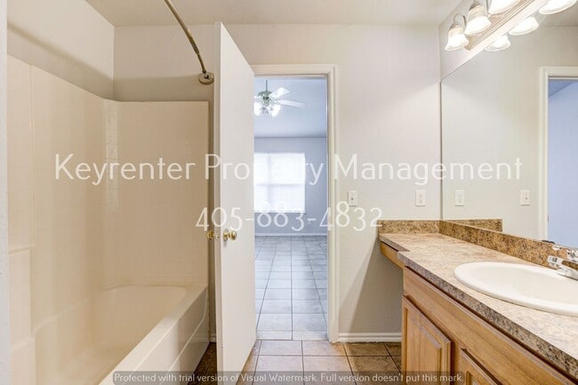 Building Photo - Cute 3BD/2BTH Duplex in Central East Norman!