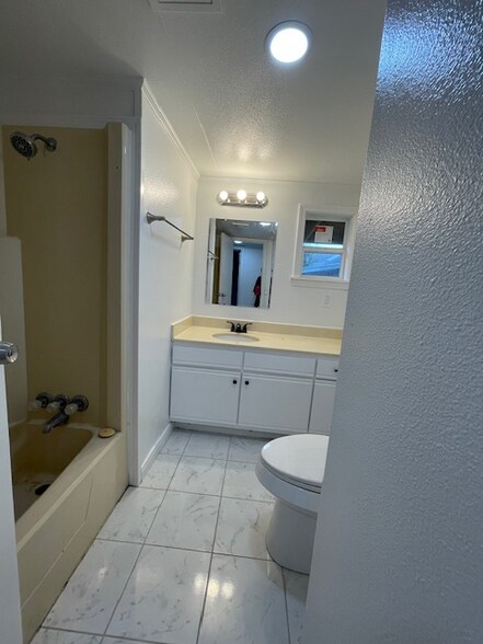 Building Photo - 1214 La Vega St