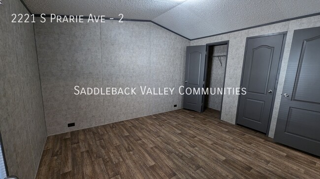 Building Photo - 2221 S Prairie Ave