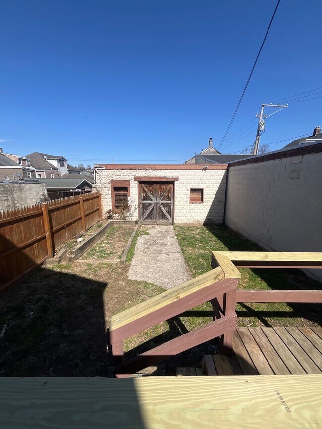 Building Photo - 829 Ferry St