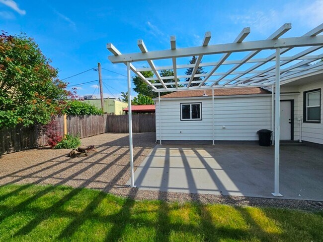 Building Photo - 3Bd/1Ba Single Story Home - For viewing!