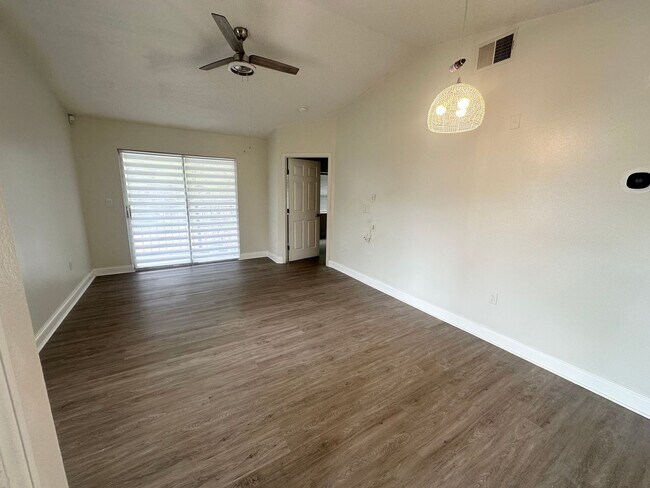 Building Photo - MOVE IN READY! 3 Bedroom, 2 Bath Condo w/ Balcony For Rent