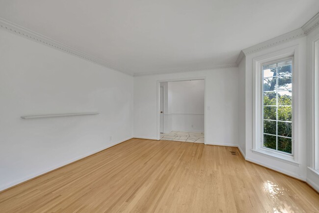 Building Photo - One level living in the heart of Brentwood