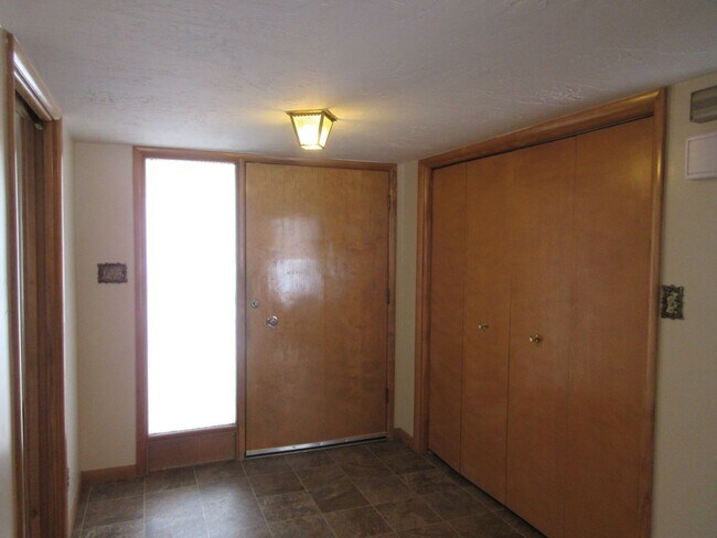 Building Photo - **Move-In Discount** Spacious single level home with a retro feel - you must see!